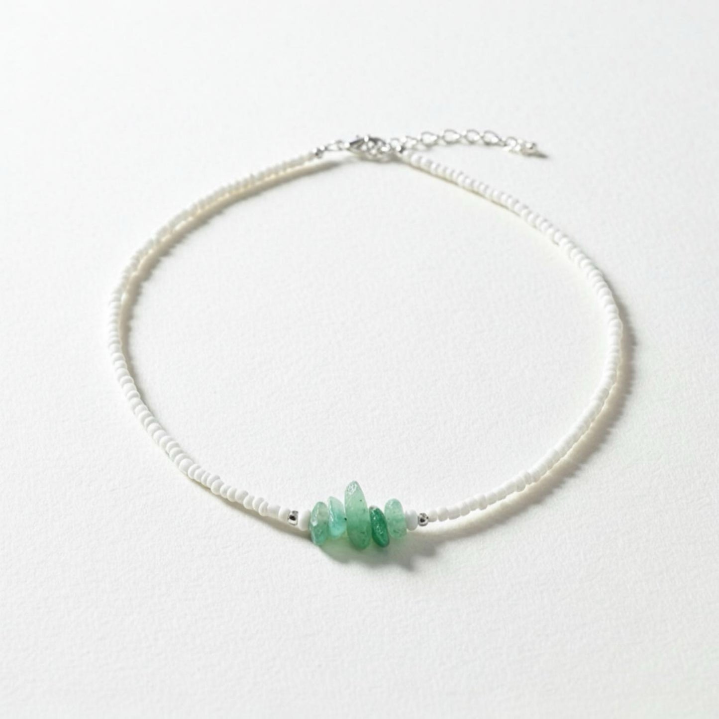 Kurze Boho Halskette aus weißen Jadeperlen, Festival & Strand Schmuck, 925er Silber Choker