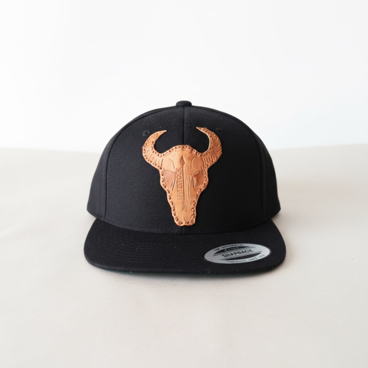 Personalisiertes Snapback-Cap mit Lederpatch