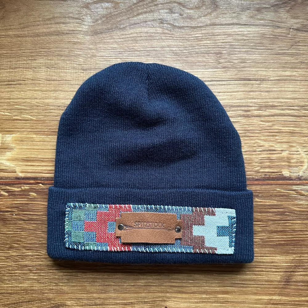 warme, blaue Mütze mit Aufnäher