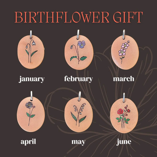 Leder Anhänger mit Geburtsblume als Baumschmuck – perfektes persönliches Geschenk für Weihnachten oder besondere Anlässe“