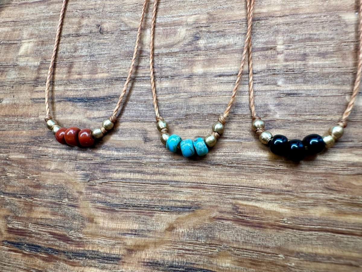 Armband kleine Perlen, rot, türkis, schwarz -