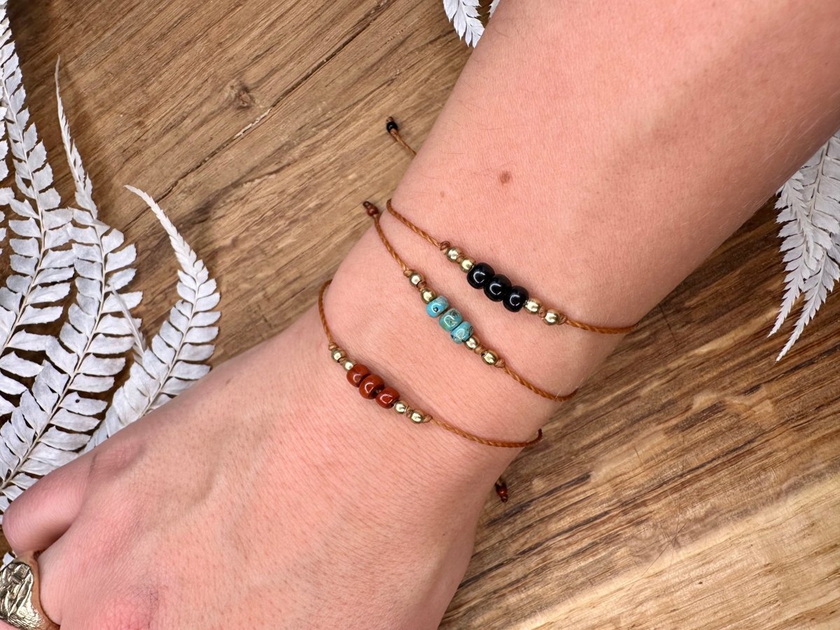 Armband kleine Perlen, rot, türkis, schwarz -