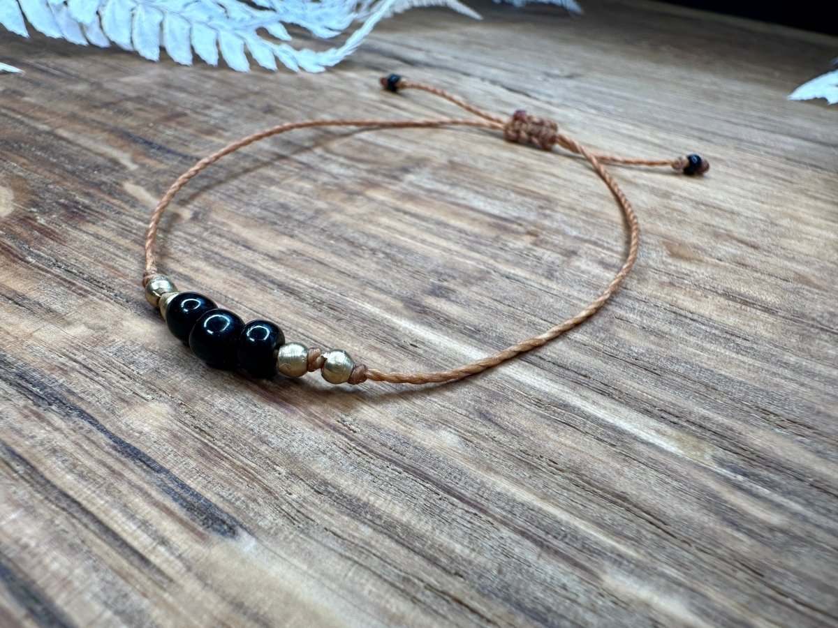 Armband kleine Perlen, rot, türkis, schwarz -