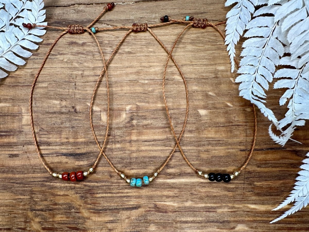 Armband kleine Perlen, rot, türkis, schwarz -