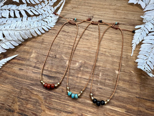 Armband kleine Perlen, rot, türkis, schwarz -