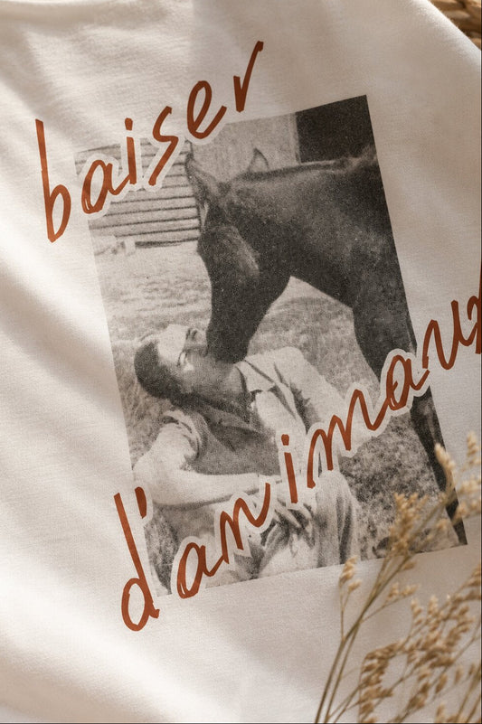 Camille T-Shirt Detailansicht Pferd-Motiv mit Schriftzug „baiser d'animaux" – von Spitzstock
