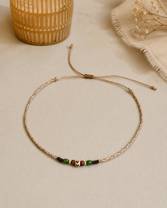 Choker Kette Odette getragen, feine Holzperlen am Hals – Spitzstock