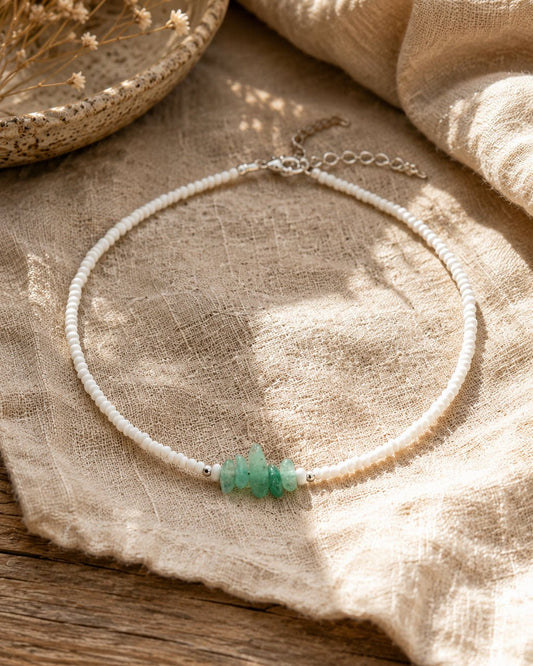Jade Kette dünn getragen, Layering mit Silberkette – Spitzstock