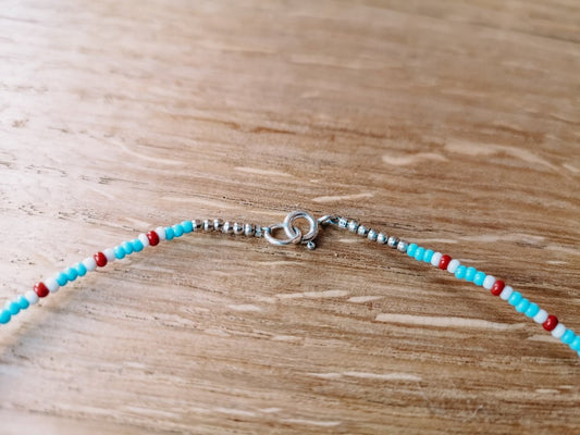 Perlen Choker Juniper getragen, feine Perlenkette am Hals – Spitzstock