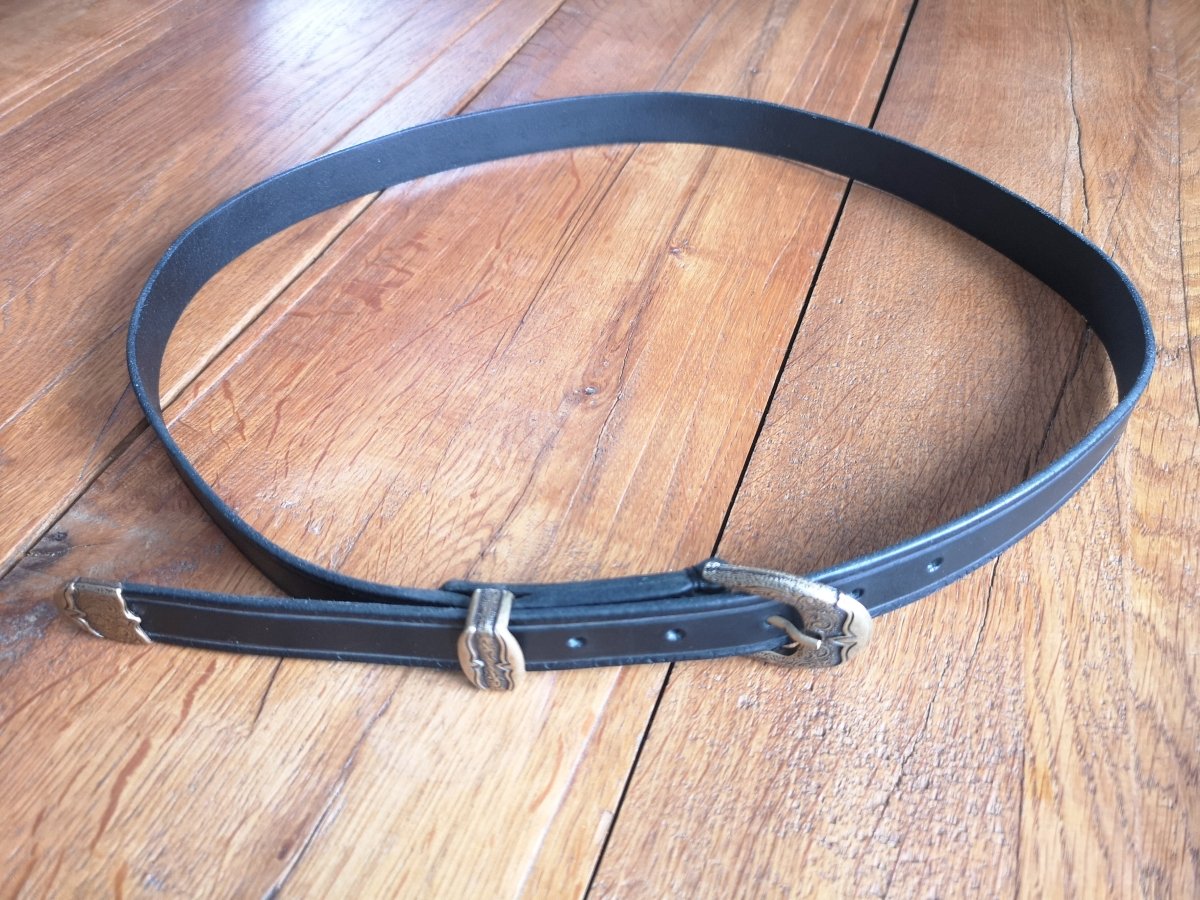 Schwarzer Echtleder Gürtel mit Altmessing Ornamenten - Gürtel