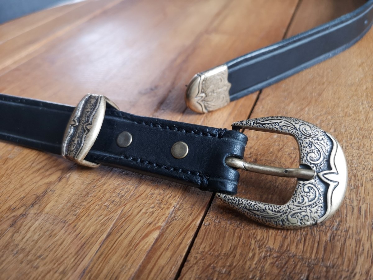 Schwarzer Echtleder Gürtel mit Altmessing Ornamenten - Gürtel