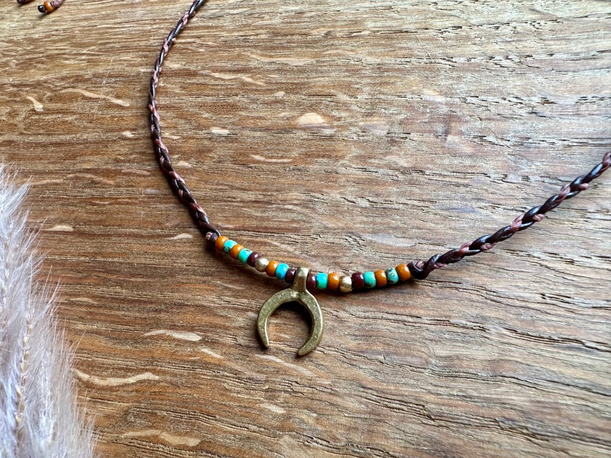 Halbmond Kette , Perlen, Leder geflochten - Halsketten