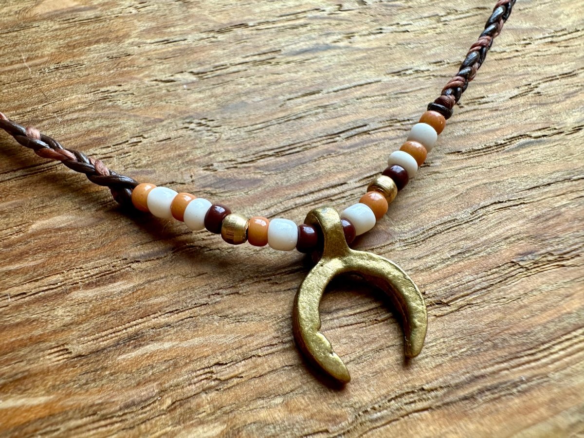 Halbmond Kette , Perlen, Leder geflochten - Halsketten