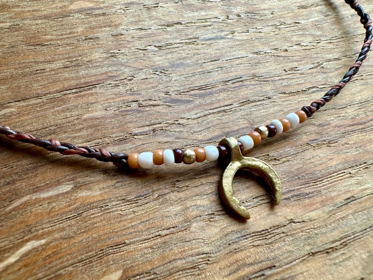 Halbmond Kette , Perlen, Leder geflochten - Halsketten