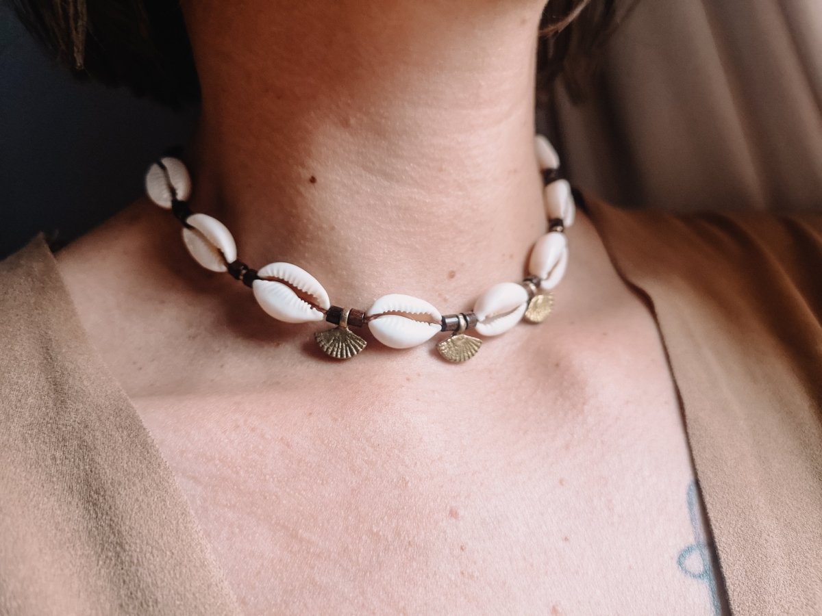 Muschel Choker Kette, Holz - /Messinganhänger, Surfer, Boho - Ketten