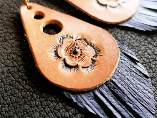 Ohrringe mit Blumen Paloma, Detail Lochmuster und Lederfransen – Spitzstock