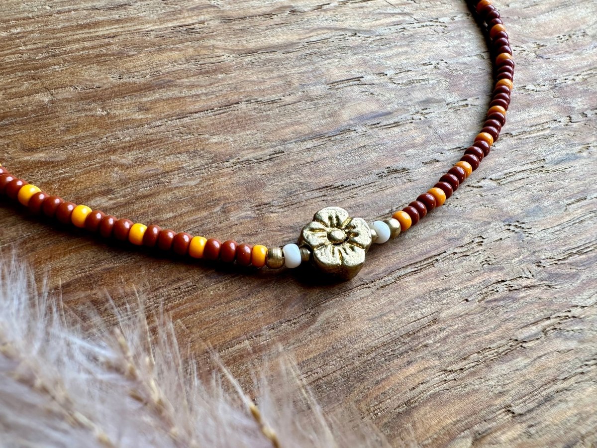 Perlenkette mit Blume - Halsketten