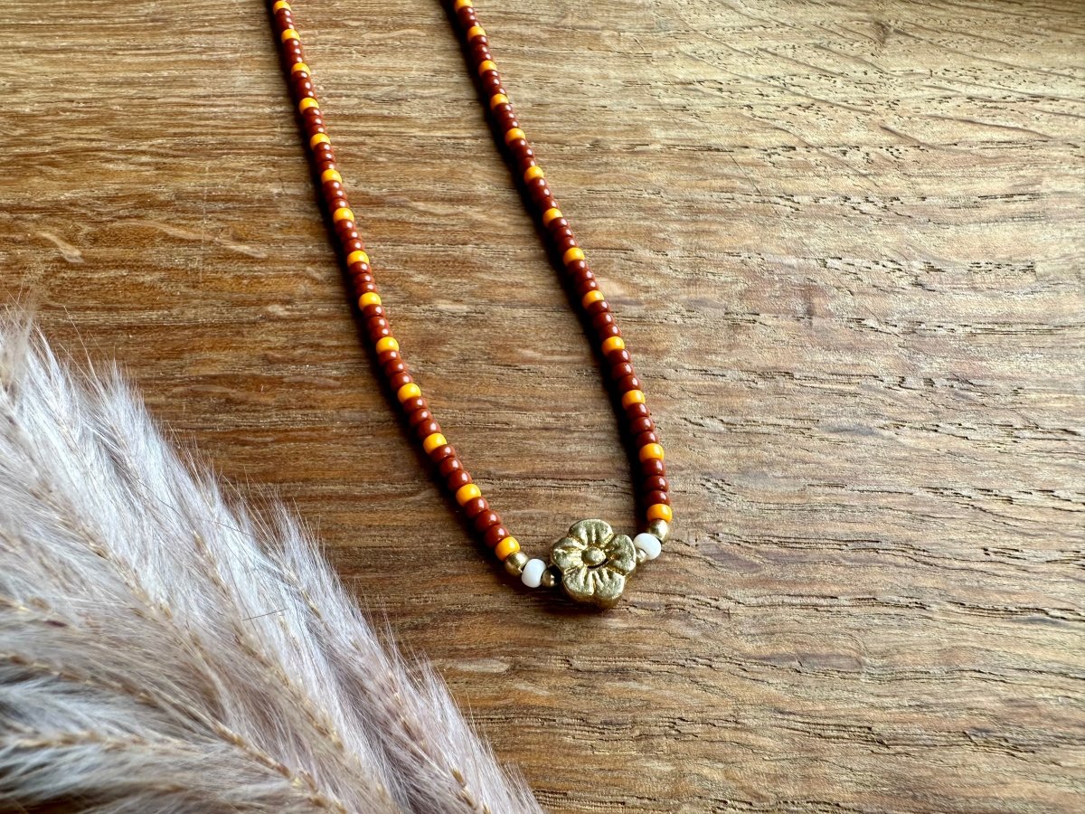 Perlenkette mit Blume - Halsketten