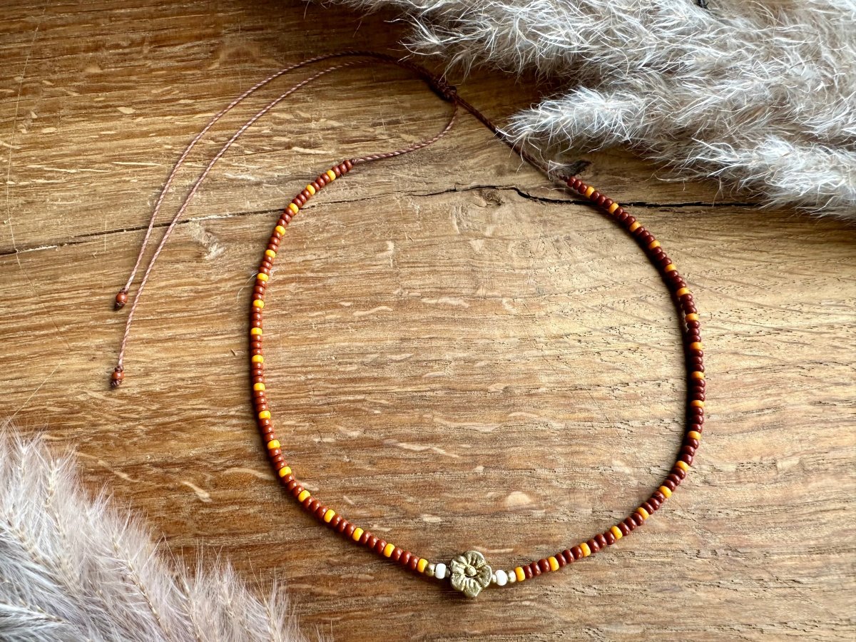 Perlenkette mit Blume - Halsketten