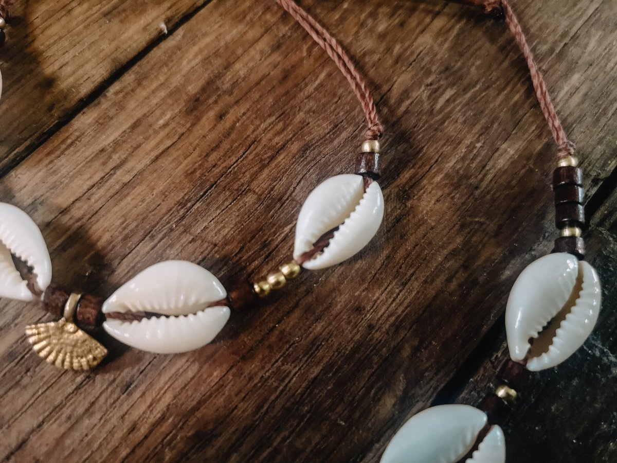 Set - Muschel Choker Kette mit passendem Armband, Messinganhänger, Holzperlen - Ketten