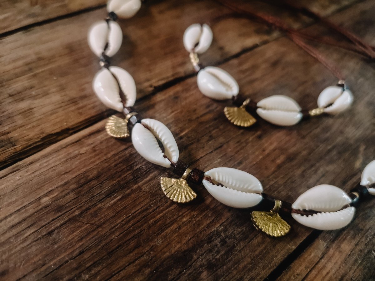 Set - Muschel Choker Kette mit passendem Armband, Messinganhänger, Holzperlen - Ketten