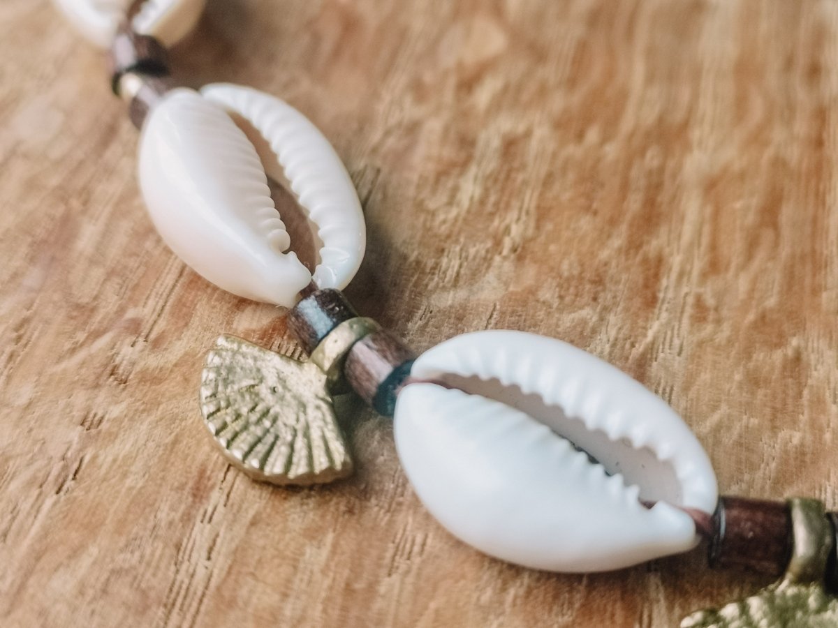 Set - Muschel Choker Kette mit passendem Armband, Messinganhänger, Holzperlen - Ketten