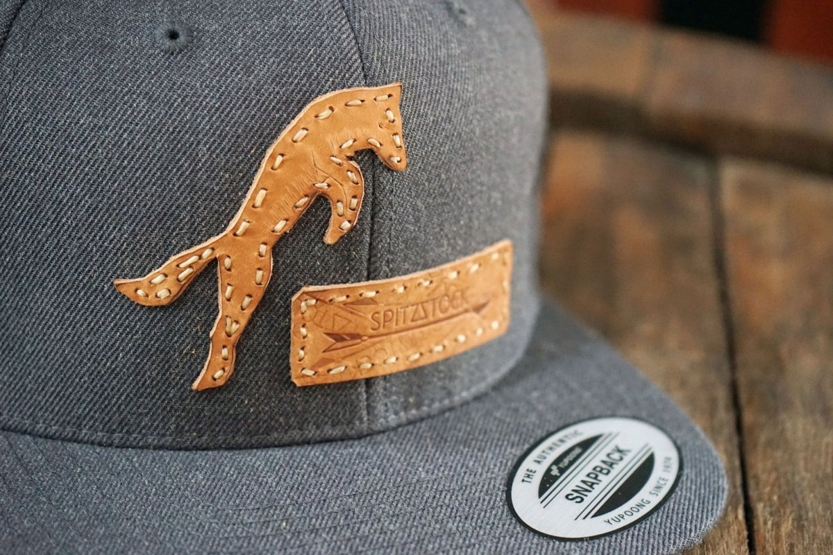Unisex Snapback-Cap Grau mit Fuchs Lederpatch - Cap