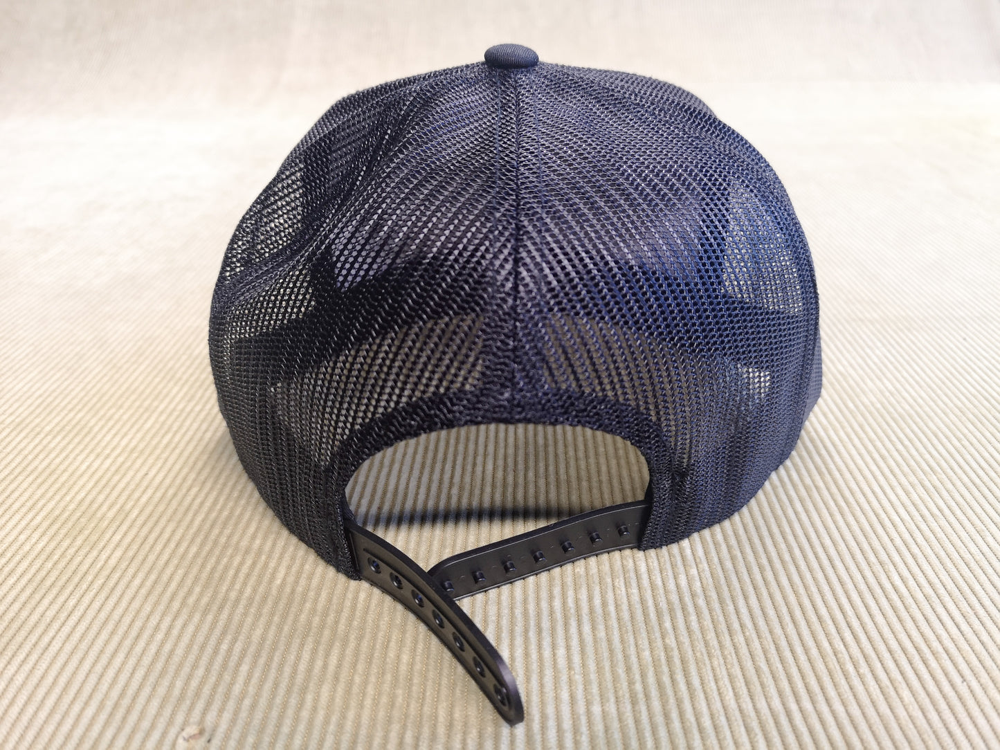 Unisex Snapback - Cap Schwarz mit Netz & Büffel Lederpatch - Cap