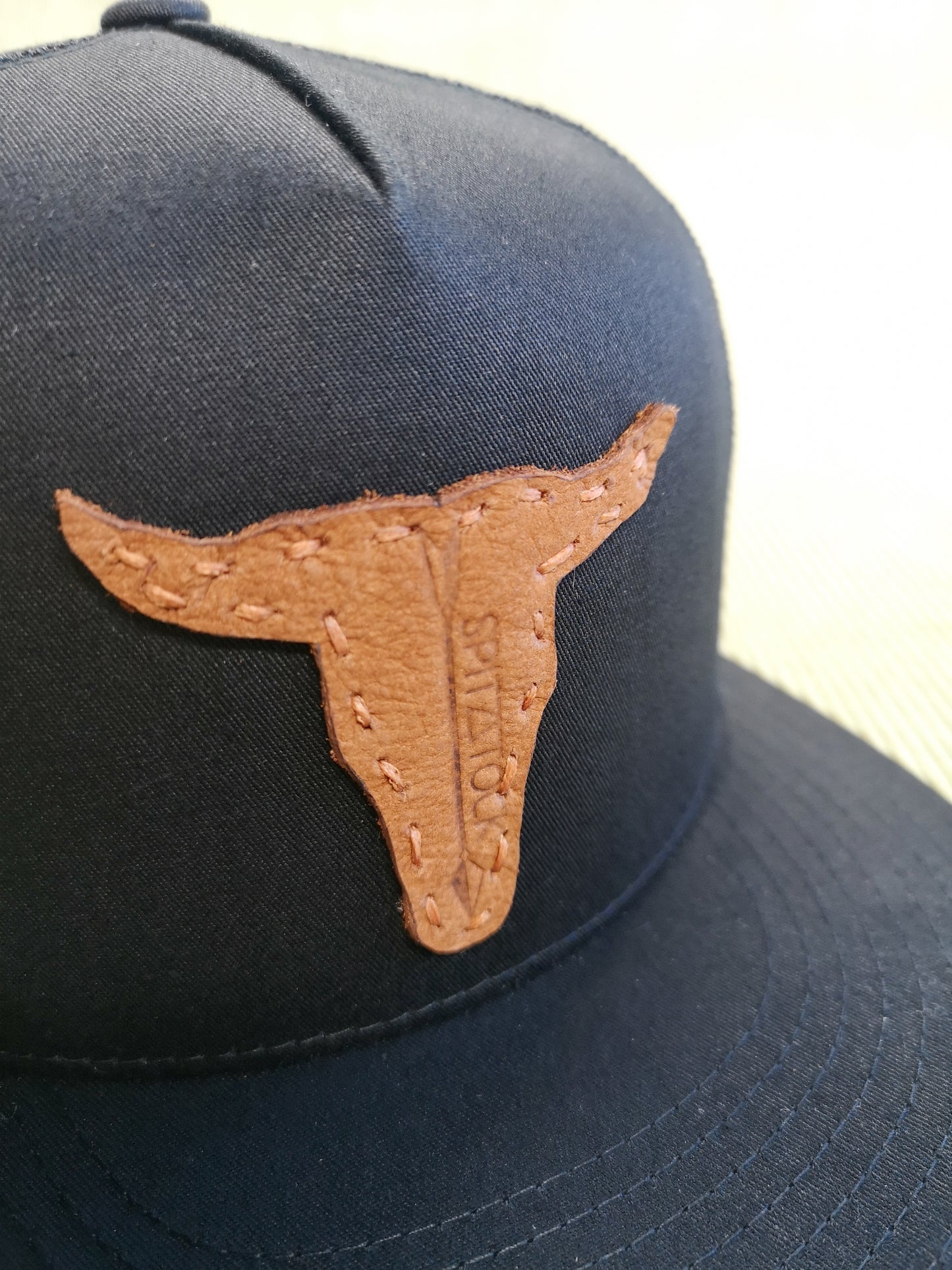 Unisex Snapback - Cap Schwarz mit Netz & Büffel Lederpatch - Cap