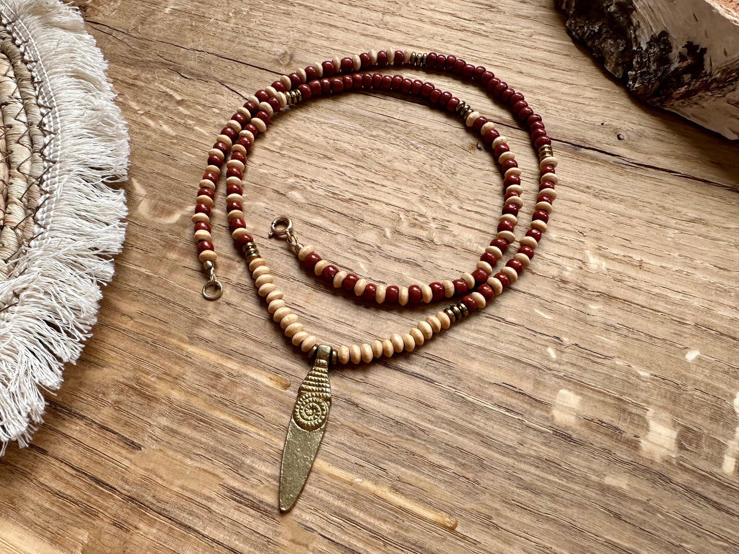 Perlenkette mit langem Messinganhänger, Ethno/Boho Style, Holzperlen -