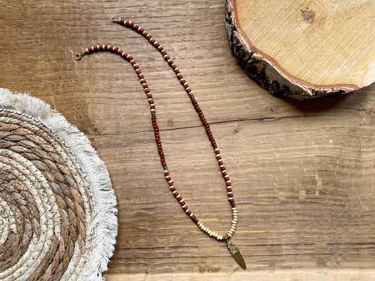 Perlenkette mit langem Messinganhänger, Ethno/Boho Style, Holzperlen -