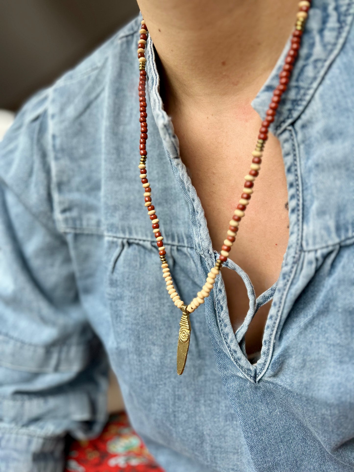 Perlenkette mit langem Messinganhänger, Ethno/Boho Style, Holzperlen -