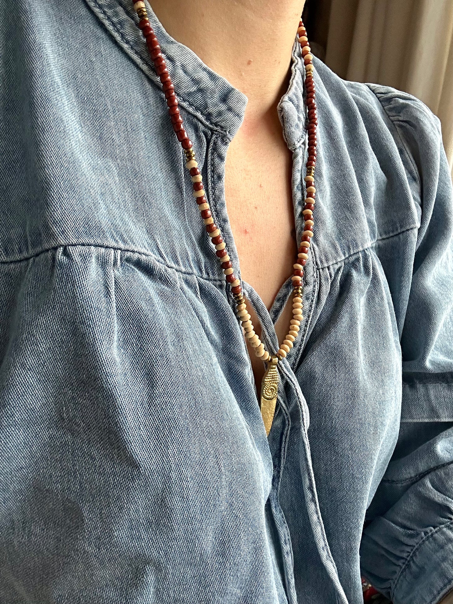 Perlenkette mit langem Messinganhänger, Ethno/Boho Style, Holzperlen -