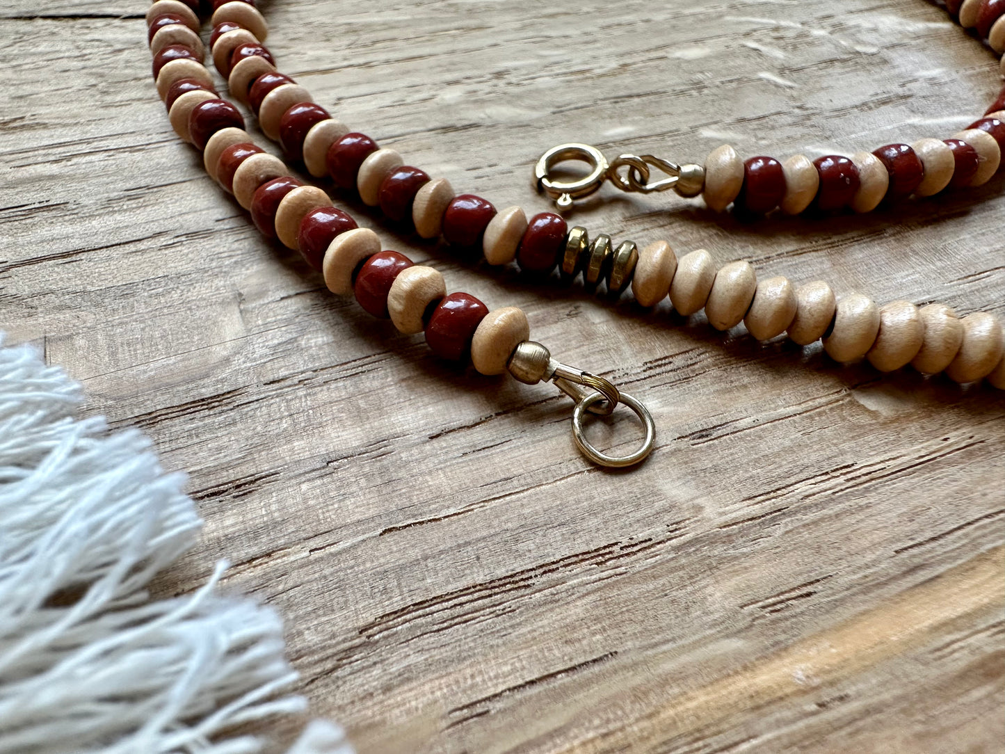 Perlenkette mit langem Messinganhänger, Ethno/Boho Style, Holzperlen -