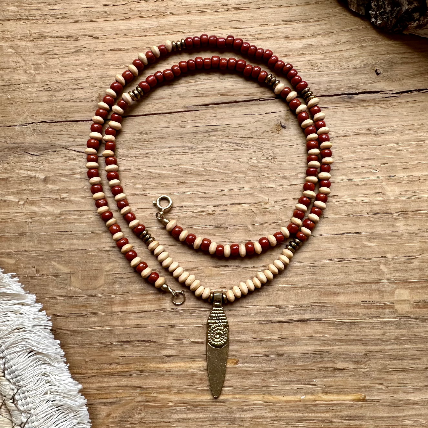Perlenkette mit langem Messinganhänger, Ethno/Boho Style, Holzperlen -