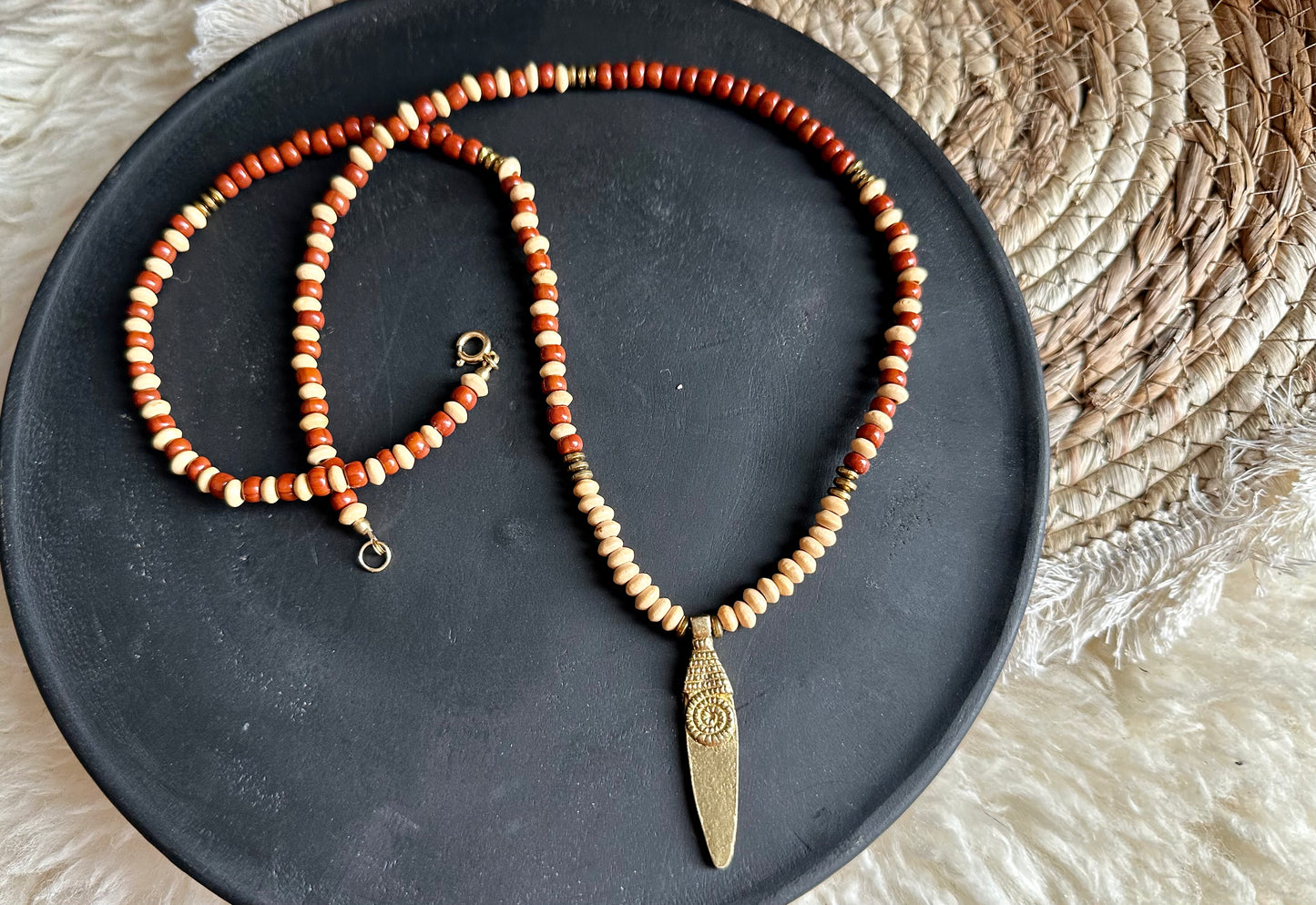 Perlenkette mit langem Messinganhänger, Ethno/Boho Style, Holzperlen -