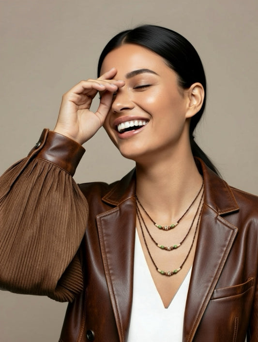 Frau im modernen Western Style trägt hochwertigen Silberschmuck mit Türkis von Spitzstock – Artisan Fine Jewelry handmade in Germany.