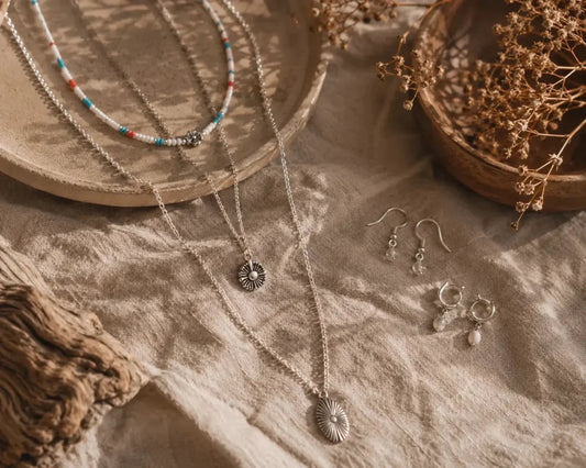 Layering-Schmuck richtig stylen: So kombinierst du Ketten &amp; Ohrringe - Spitzstock