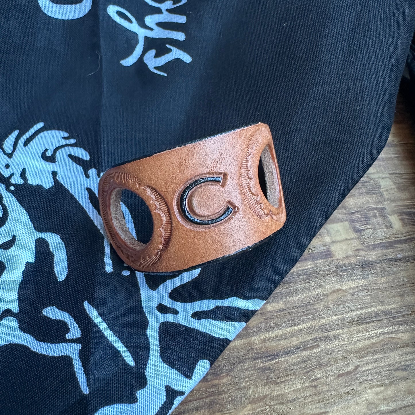 Bandana Verschluss Buchstabe Leder