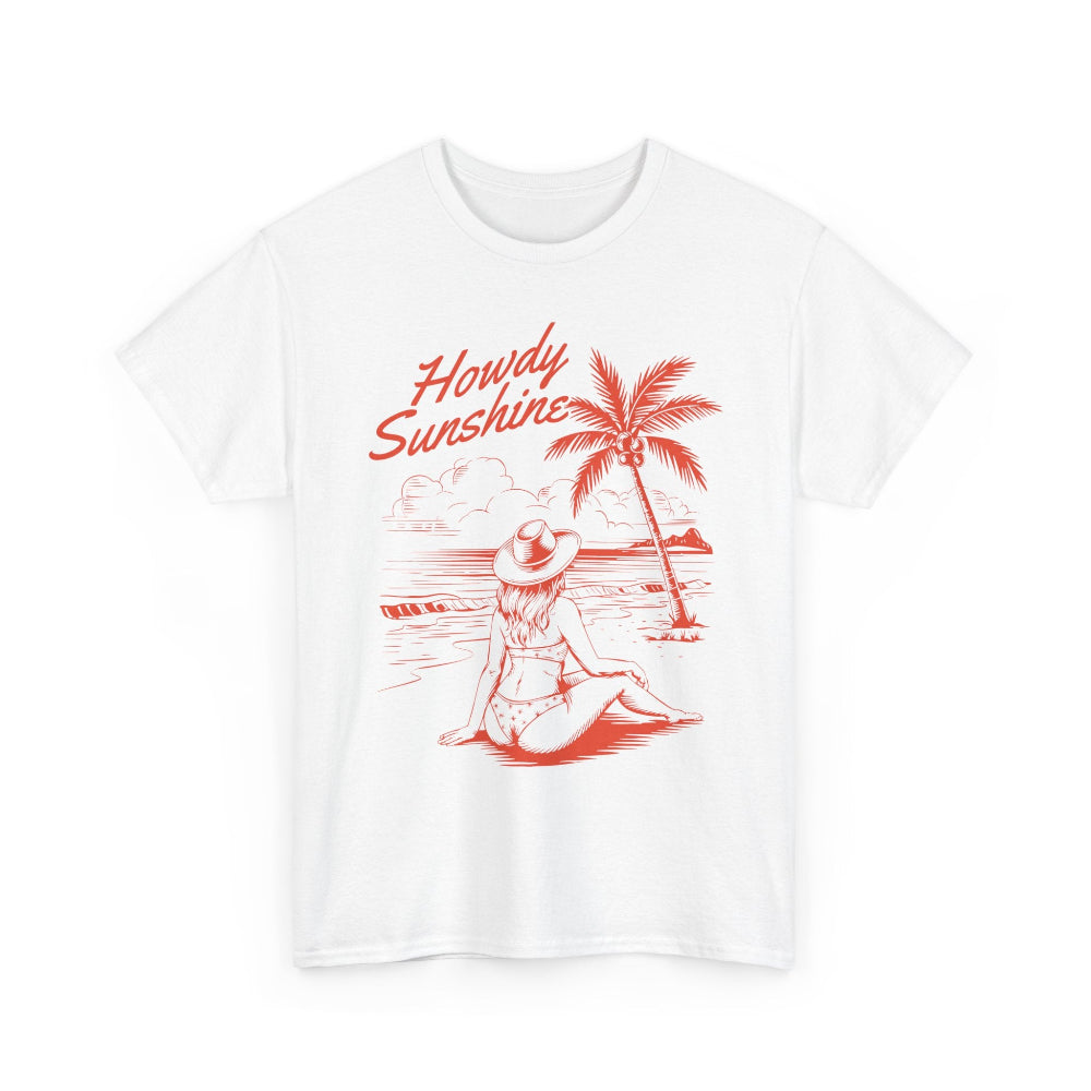 Coastal Cowgirl trägt Howdy Sunshine T-Shirt am Strand mit Surfboard