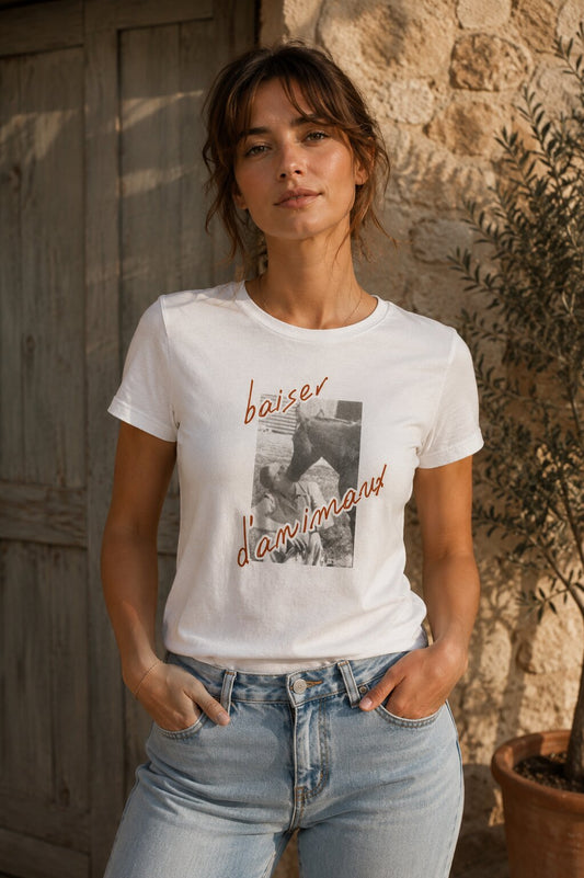 Camille Western T-Shirt in Weiß mit Pferd-Motiv und Schriftzug „baiser d'animaux" – Frontalansicht am Model von Spitzstock