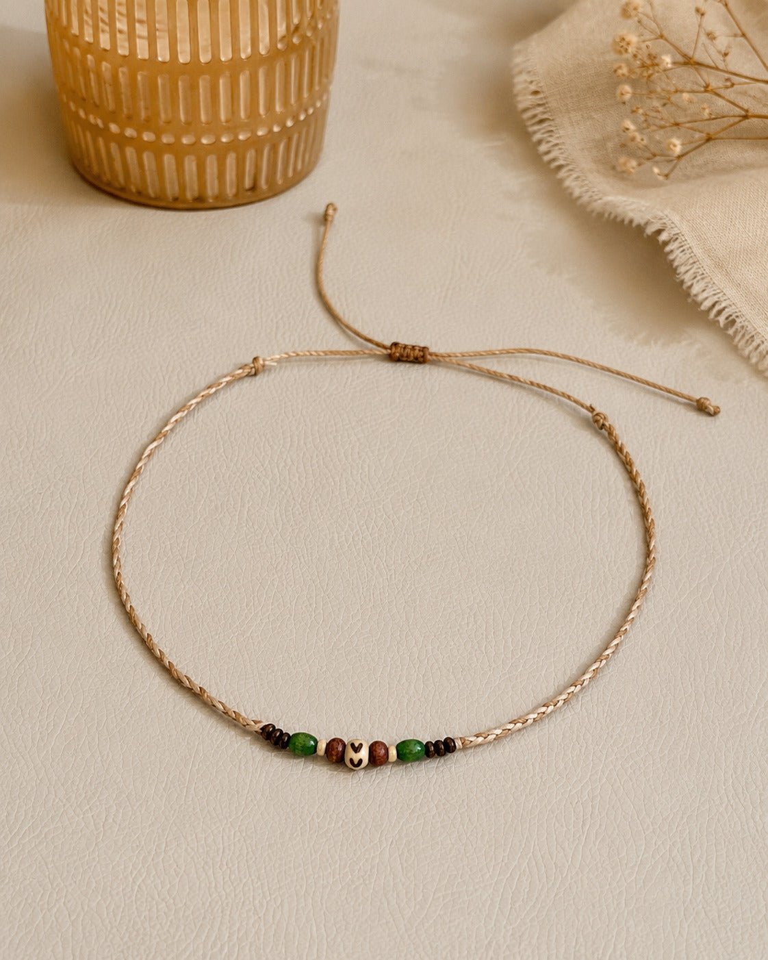 Choker Kette Odette getragen, feine Holzperlen am Hals – Spitzstock