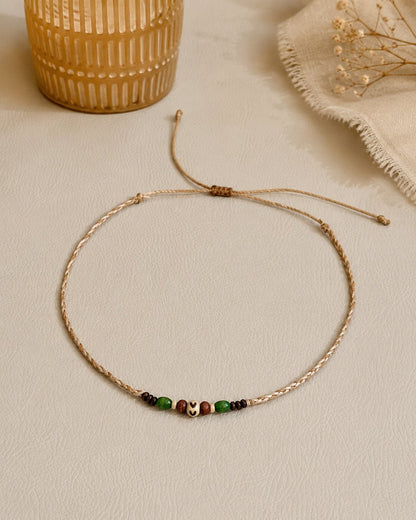 Choker Kette Odette getragen, feine Holzperlen am Hals – Spitzstock