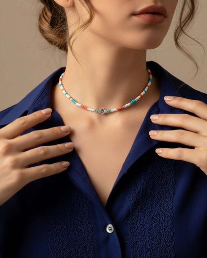 Schmale Perlenkette Detailansicht Blumenperle aus Silber – Coralie von Spitzstock