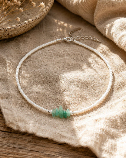 Jade Kette dünn getragen, Layering mit Silberkette – Spitzstock