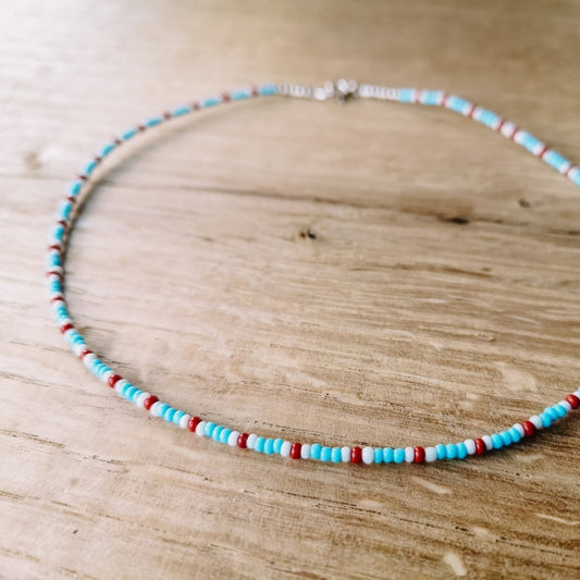 Perlen Choker dünn aus kleinen Perlen in Rot, Blau und Weiß – Western Schmuck von Spitzstock