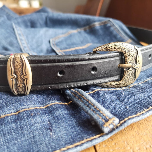 Schwarzer Echtleder Gürtel mit Altmessing Ornamenten - Gürtel