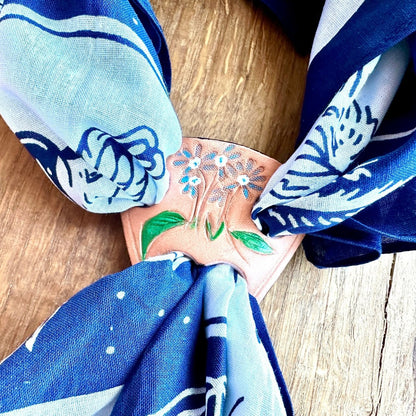 Handbemalter Tuchring „Floral“ – Western Bandana-Slide aus Echtleder - Bandana