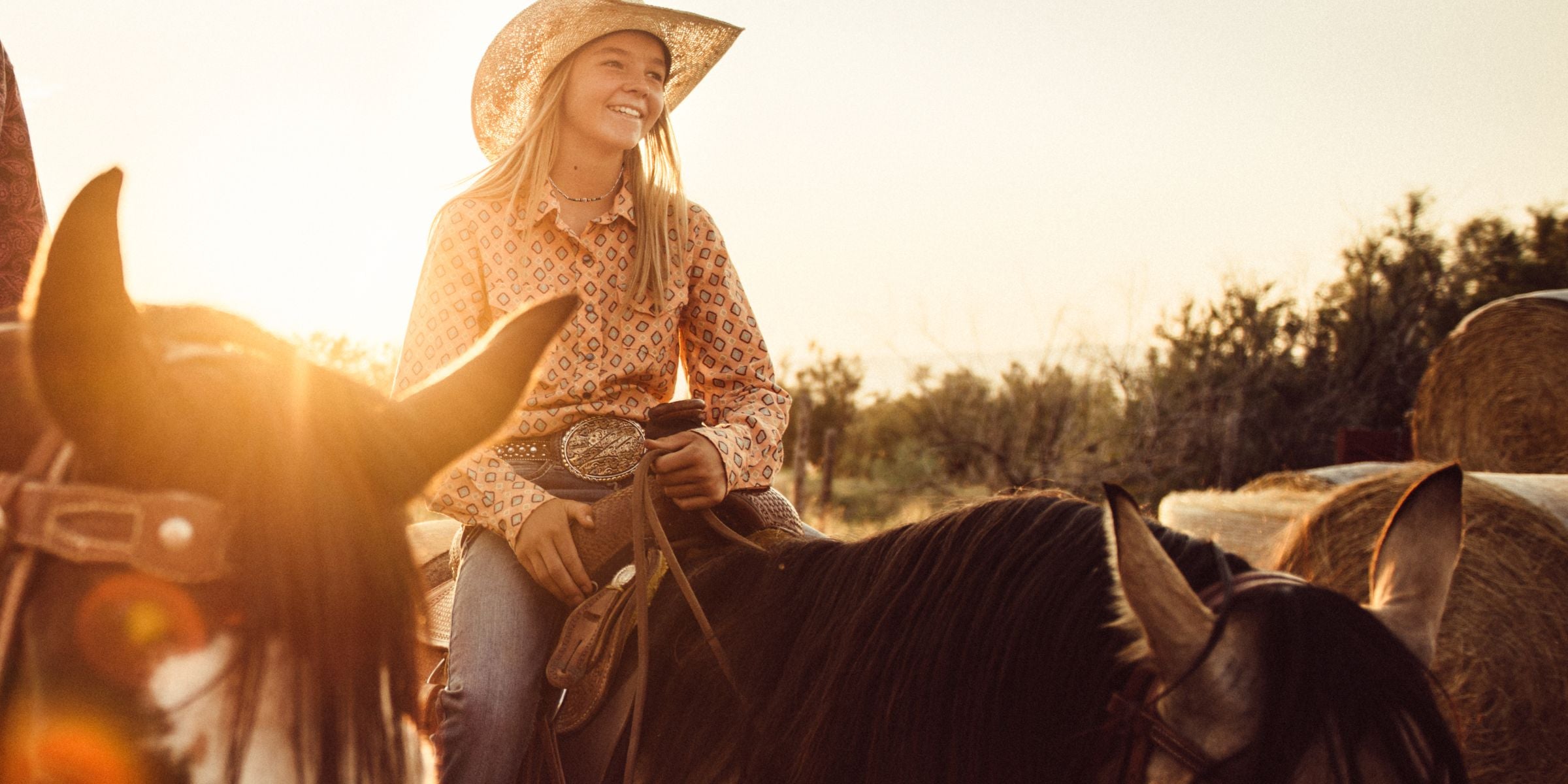 Junges Model im modernen Western Style mit handgefertigtem Silberschmuck und Accessoires aus dem Spitzstock Atelier.