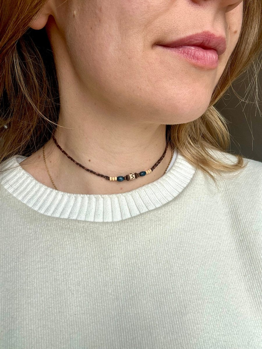Boho Holzperlen Halskette Blau Detailansicht – Indigo von Spitzstock